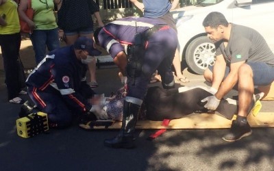 Idosa que bateu em porta de carro é socorrida pelo SAMU