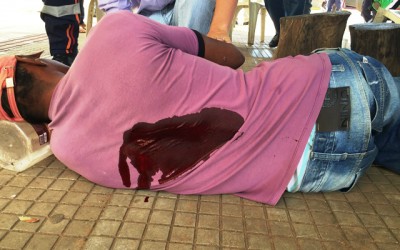 Homem é esfaqueado no Centro e cai em calçada gritando por socorro 