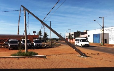 Caminhão bate em poste que fica parcialmente caído às margens da BR-262