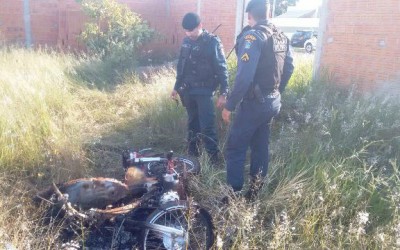  Moto Honda C100 é encontrada queimada em terreno baldio no Nova Três Lagoas 