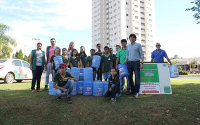 Alunos instalam lixeiras ecológicas ao redor da Lagoa Maior