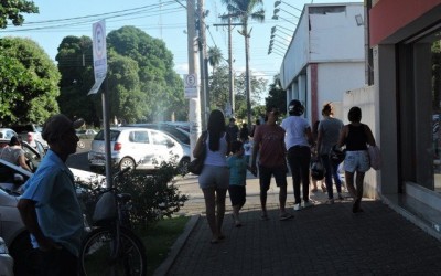 Comércio funciona em horário especial por conta do Dia dos Namorados