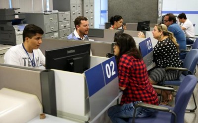 Até esta quarta (14), agências da Caixa abrem mais cedo para saques do FGTS