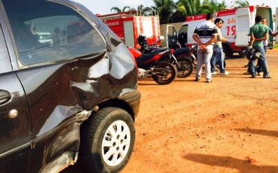 Motociclista fica ferido em acidente com Fiat Pálio 