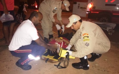 Para-choque de carro é arrancado em colisão com moto no bairro Vila Haro 