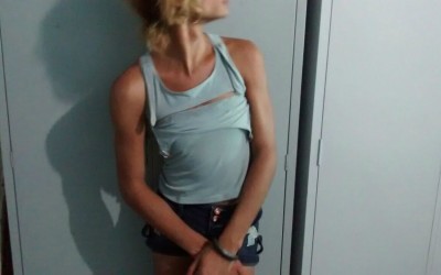 Jovem é preso furtando barras de chocolate em conveniência 