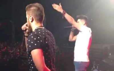 Zé Neto e Cristiano se irritam com fã que arremessou  “bombinha” em palco 