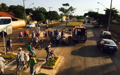 Aluna de escola é atingida por moto carregada com gás e água 