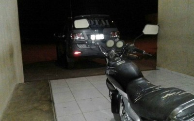 Moto sem queixa de furto ou roubo é encontrada abandonada em terreno baldio no São Carlos 
