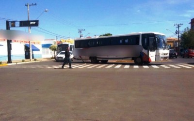 Ônibus quebrado mobiliza equipe de trânsito da Polícia Militar 