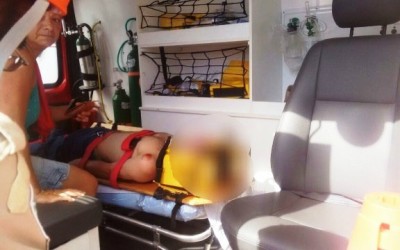 Ciclista que trafegava no meio da rua é atingido por carro no JK 