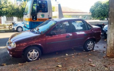 Carro abandonado no bairro Lapa é levado ao pátio do DETRAN 