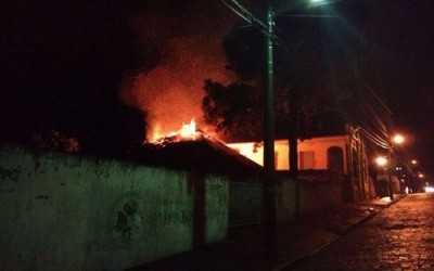 Homem vai para o trabalho e recebe ligação que sua casa está pegando fogo