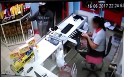 Ladrão faz clientes e funcionários reféns em assalto a conveniência
