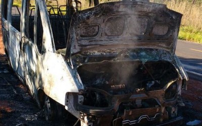 Van pega fogo na BR-262 em Três Lagoas 