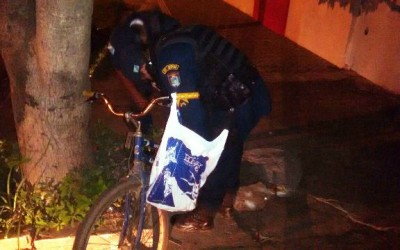 Sacola em bicicleta desperta curiosidade em denunciante que aciona a Polícia Militar