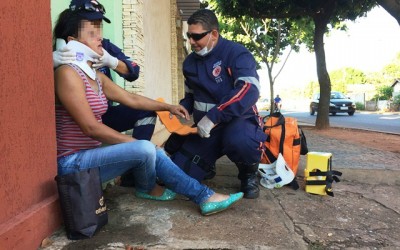Doméstica é atropelada por moto quando seguia para o trabalho 