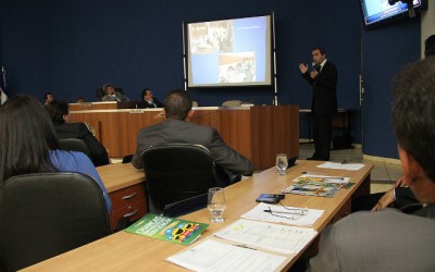 Médico apresenta centro de tratamento oncológico infantil durante sessão da Câmara
