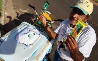 Vendedor de picolés dá exemplo e agradece pelo emprego honesto e digno que possui 