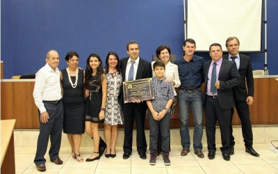 Emoção e reconhecimento durante homenagem a médico