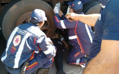Motociclista morre após ser esmagado por caminhão em acidente na BR-262