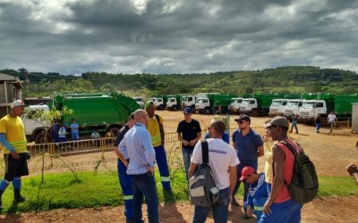 Coletores de lixo de Londrina param atividades por falta de uniforme