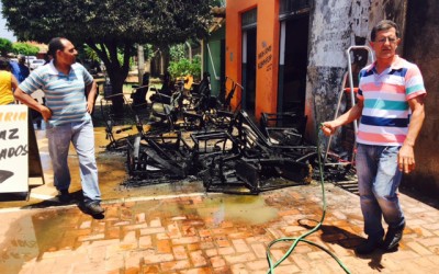 Polícia vai investigar se incêndio em tapeçaria era para atingir ônibus 
