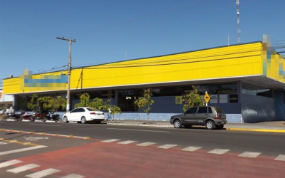 Bandidos fazem rapel, invadem mercado e roubam R$ 125 mil de cofre