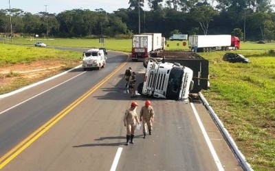 Carreta carregada com bois tomba e  atinge veículo na BR-262
