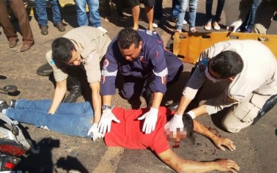 Motociclista fica gravemente ferido ao bater em caminhão pipa 