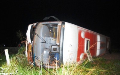 Ônibus que transportava trabalhadores, tomba na MS-395