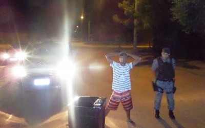 Homem flagrado com “tanquinho” na madrugada diz: “Estou com ele porque separei da esposa 