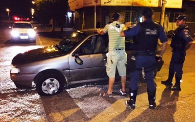 “Largado” da esposa, motorista sai para beber, bate o carro e é preso 