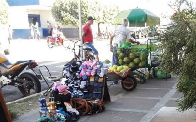 Sem fiscalização, ambulantes voltam a tomar conta das ruas no centro