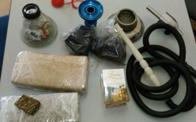 Dupla é presa tentando arremessar maconha e narguilé no presídio