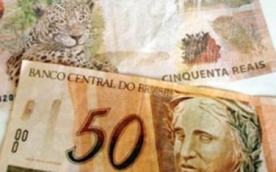 Cliente tenta pagar conta com dinheiro falso e é levado para a delegacia