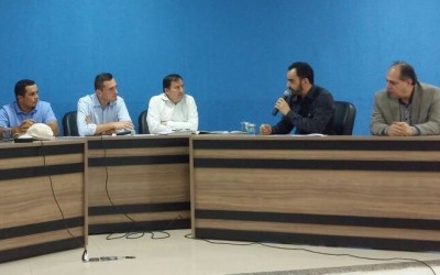 Leonel confirma troca de mensagens, mas nega participação em licitação