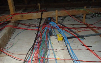 Homem invade lanchonete pelo telhado e furta toda fiação elétrica