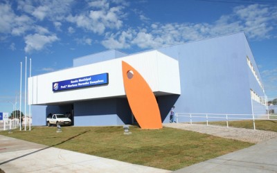 Mulher tem moto furtada de dentro de escola em Três Lagoas