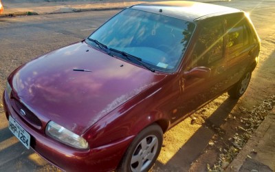 Mulher se joga de carro em movimento para fugir de ameaças com faca de ex