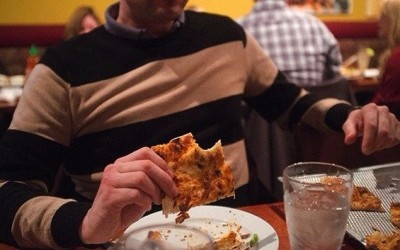 Jovem tenta “sair de fininho” de pizzaria para não pagar conta