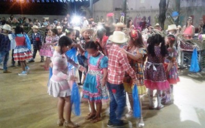 Pais, alunos e professores prestigiam festa junina da escola Filinto Müller