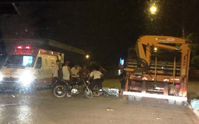Jovem bate atrás de caminhão e é socorrido com suspeita de fratura 