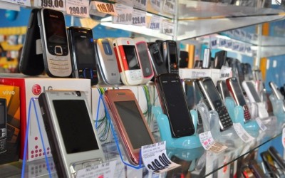 Ladrões furtam loja de aparelhos celulares na madrugada 