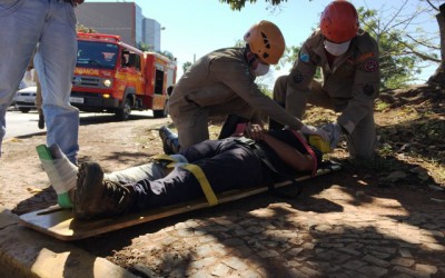 Eletricista fica ferido ao bater em Volkswagen Up