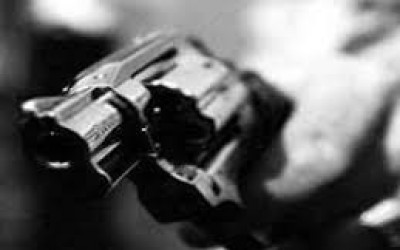 Amigos são ameaçados com arma de fogo e roubados por dupla no Bairro Santos Dumont