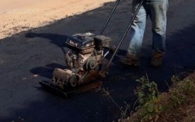 Parceria entre empresas viabiliza reparos no asfalto na rua Egídio Thomé