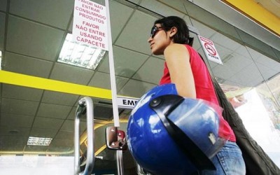 Proibição do uso de capacetes em estabelecimentos é aprovada por unanimidade