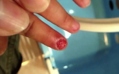 Mulheres se desentendem por causa de homem e brigam na frente de academia 