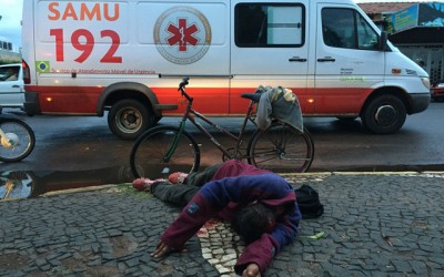 “Cateto” é agredido com bloco durante briga na praça da rodoviária 
